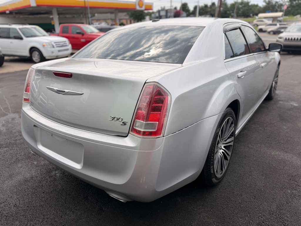 2012 Chrysler 300 Image 5