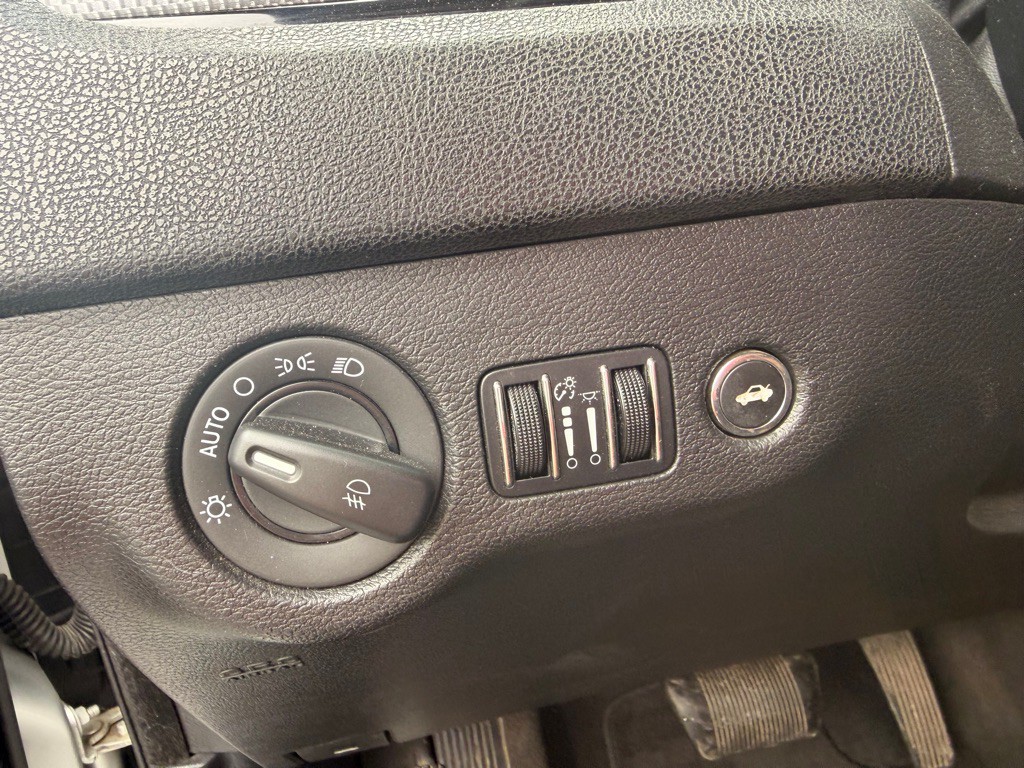 2012 Chrysler 300 Image 12
