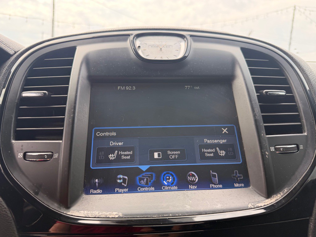 2012 Chrysler 300 Image 16