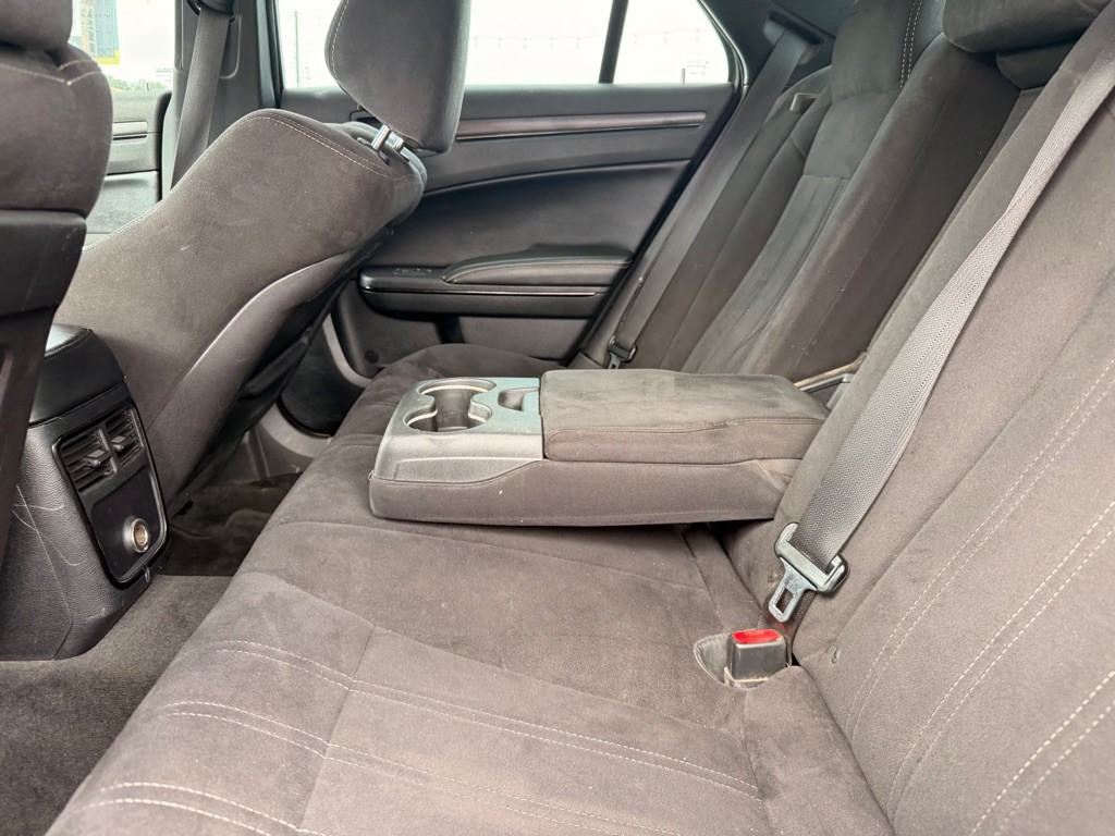 2012 Chrysler 300 Image 24