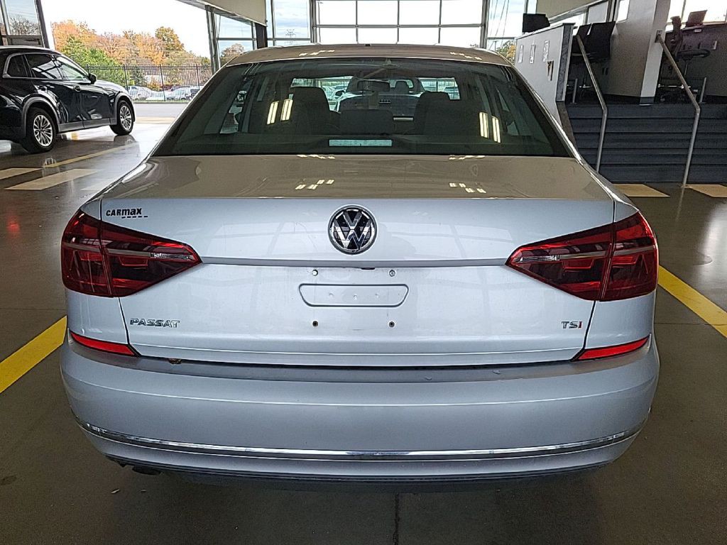 2018 Volkswagen Passat Image 4