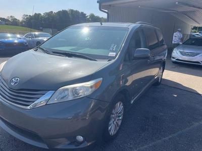 2013 Toyota Sienna Image 2
