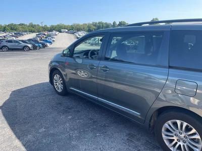 2013 Toyota Sienna Image 3