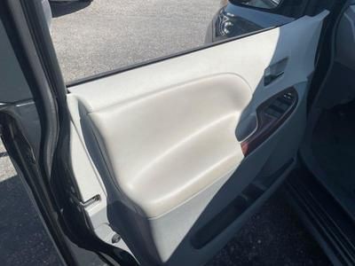 2013 Toyota Sienna Image 17