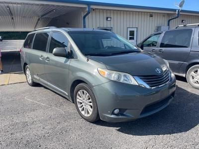 2013 Toyota Sienna Image 11