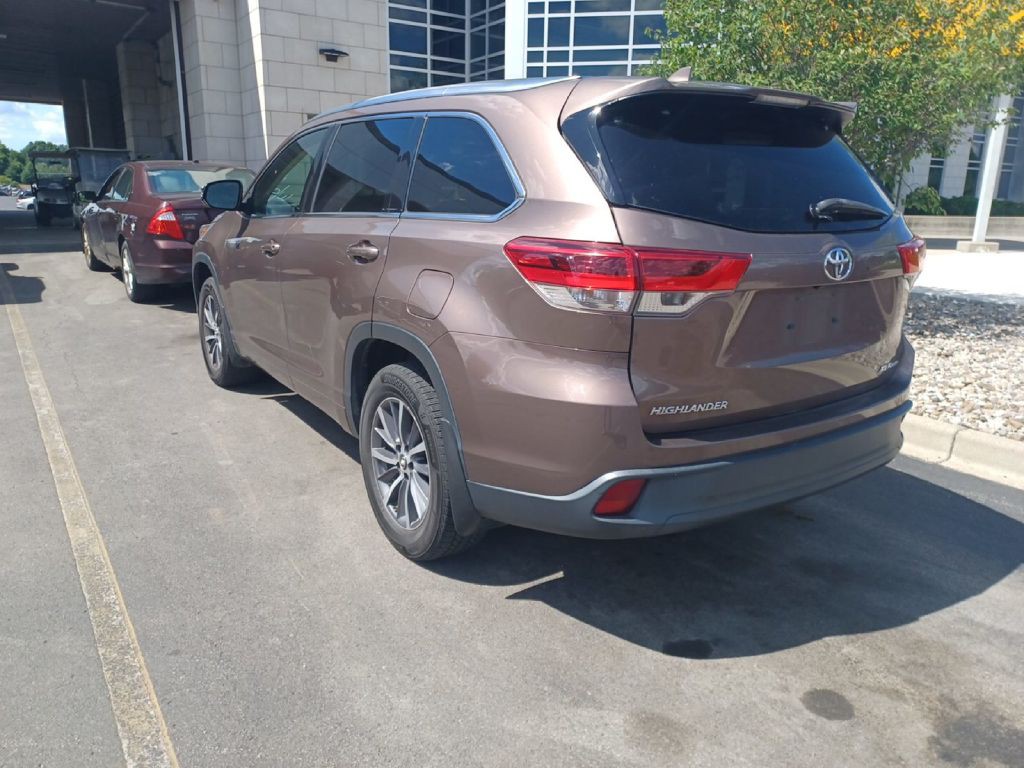 2017 Toyota Highlander Image 2