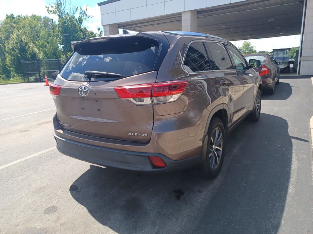 2017 Toyota Highlander Image 3