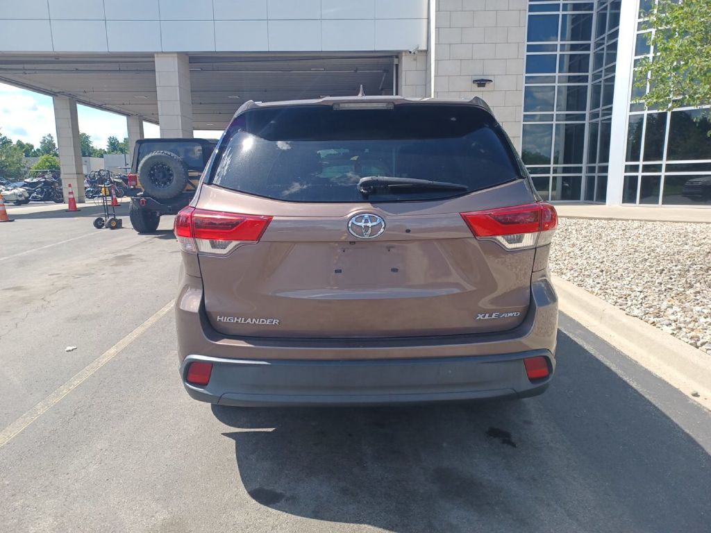 2017 Toyota Highlander Image 4