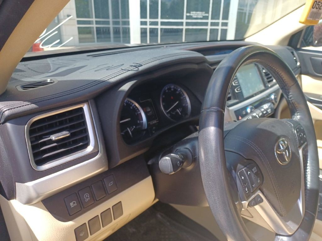 2017 Toyota Highlander Image 6