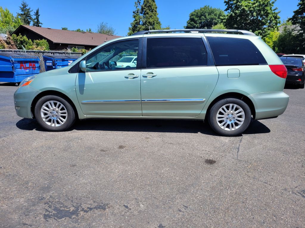2008 Toyota Sienna Image 2