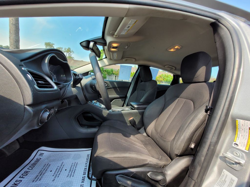 2015 Chrysler 200 Image 8
