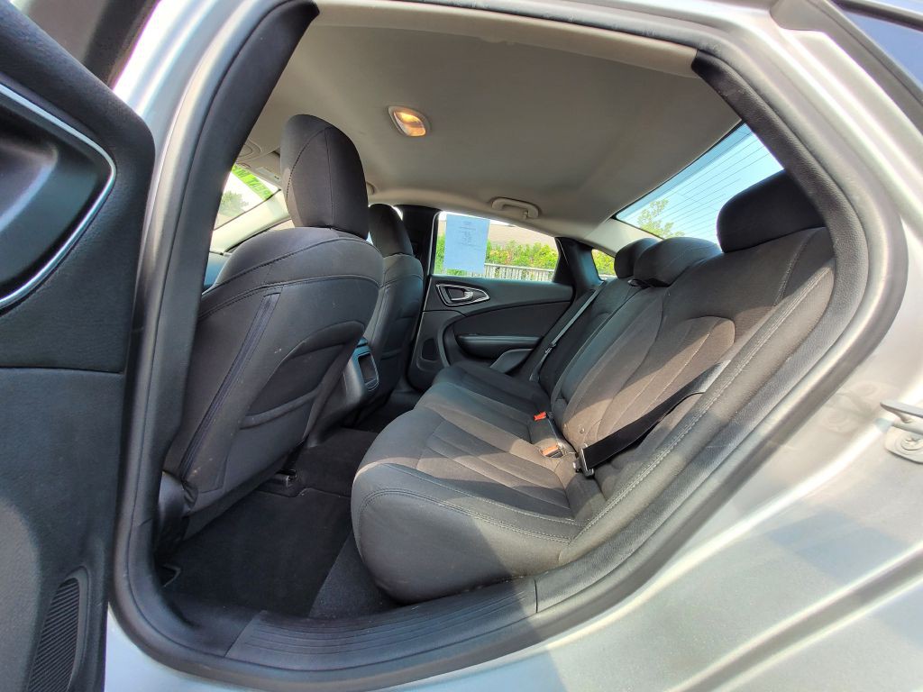 2015 Chrysler 200 Image 9