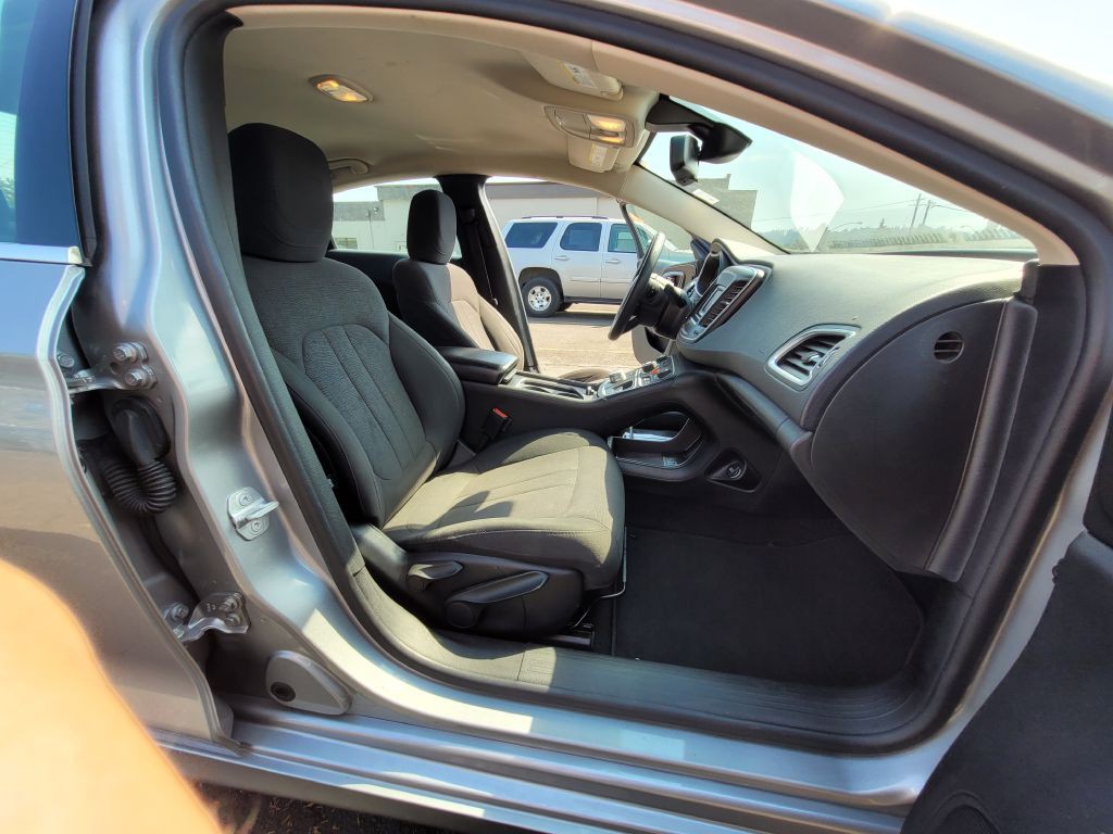 2015 Chrysler 200 Image 10