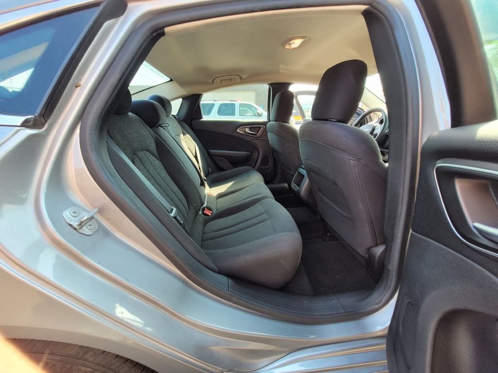 2015 Chrysler 200 Image 11