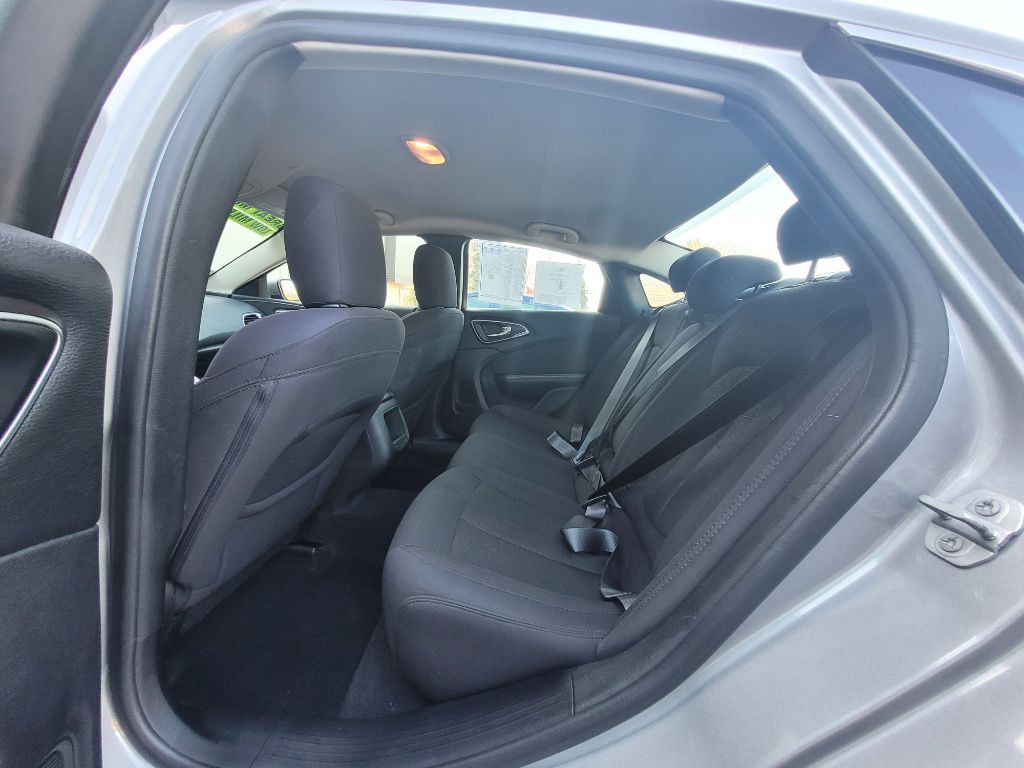 2015 Chrysler 200 Image 7