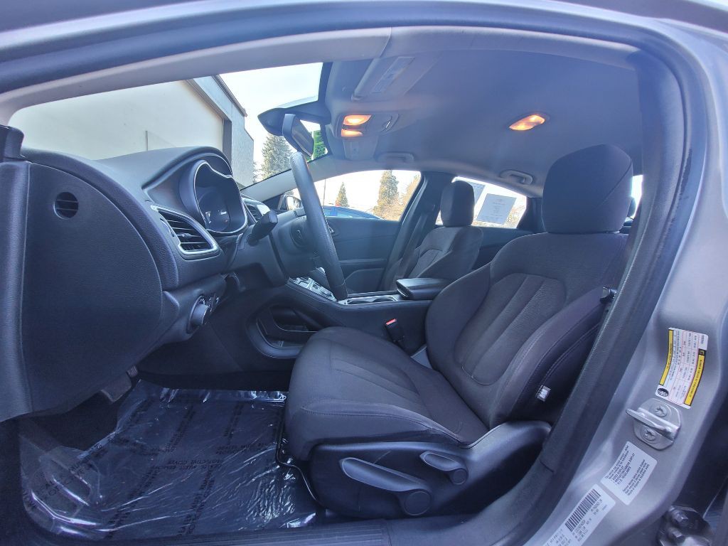 2015 Chrysler 200 Image 8