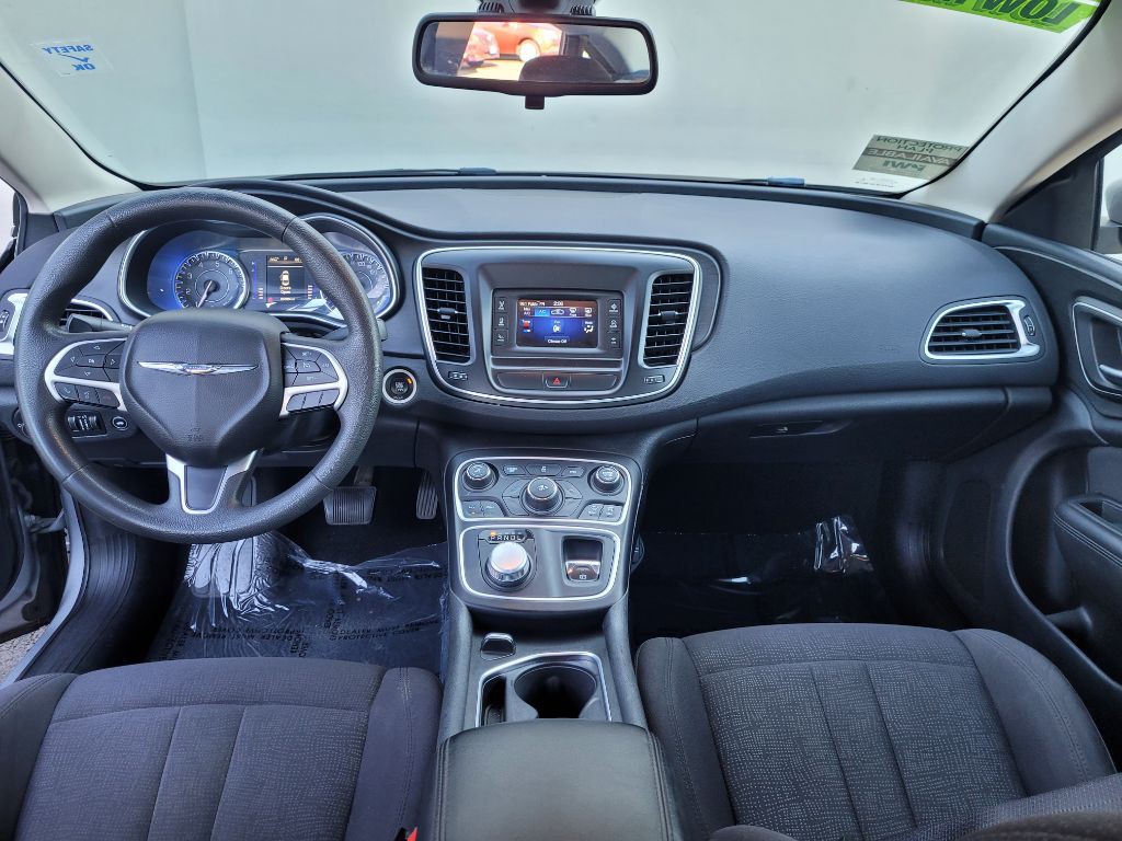 2015 Chrysler 200 Image 9