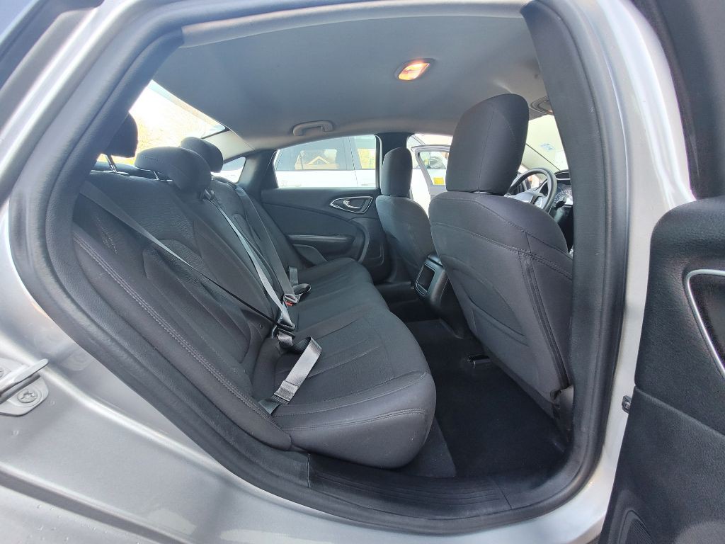 2015 Chrysler 200 Image 11