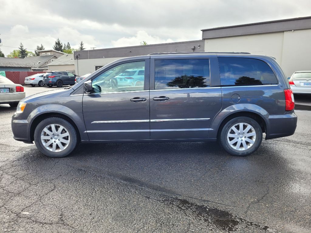 2016 Chrysler Town & Country Image 2