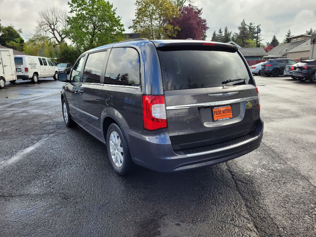 2016 Chrysler Town & Country Image 3