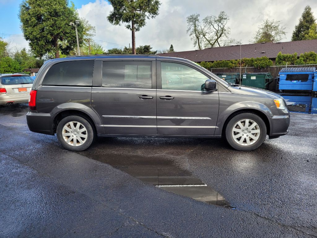 2016 Chrysler Town & Country Image 5