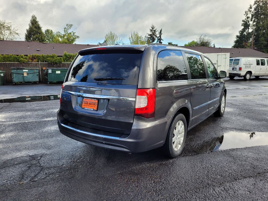 2016 Chrysler Town & Country Image 6