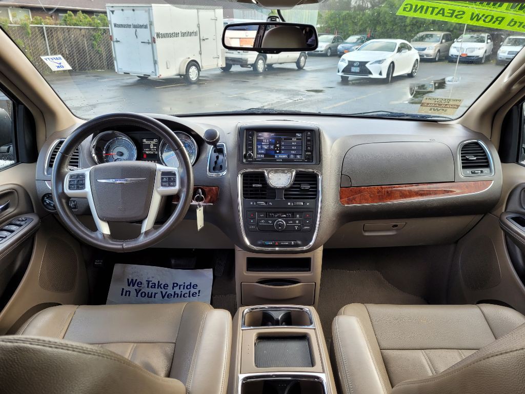 2016 Chrysler Town & Country Image 7