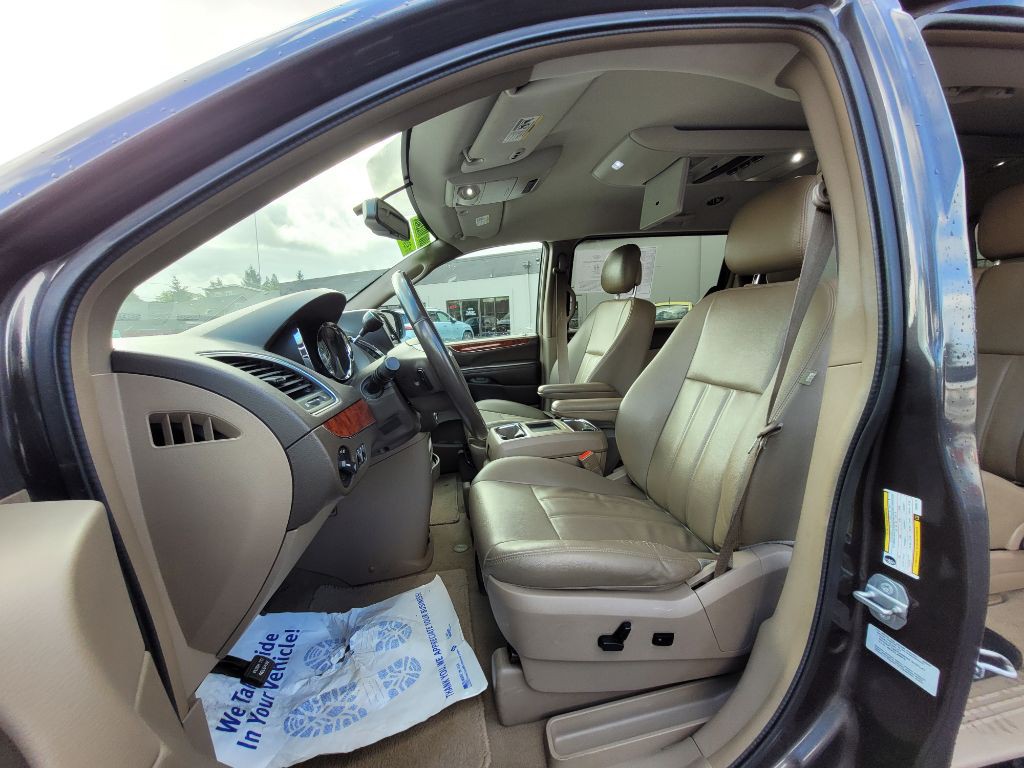 2016 Chrysler Town & Country Image 8