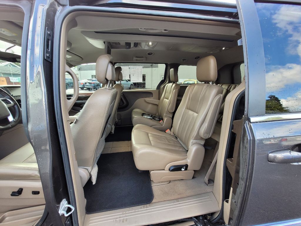 2016 Chrysler Town & Country Image 9
