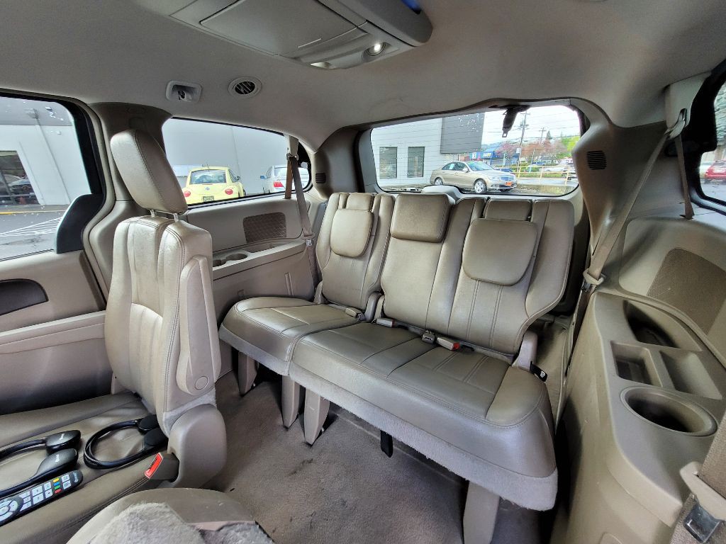 2016 Chrysler Town & Country Image 10