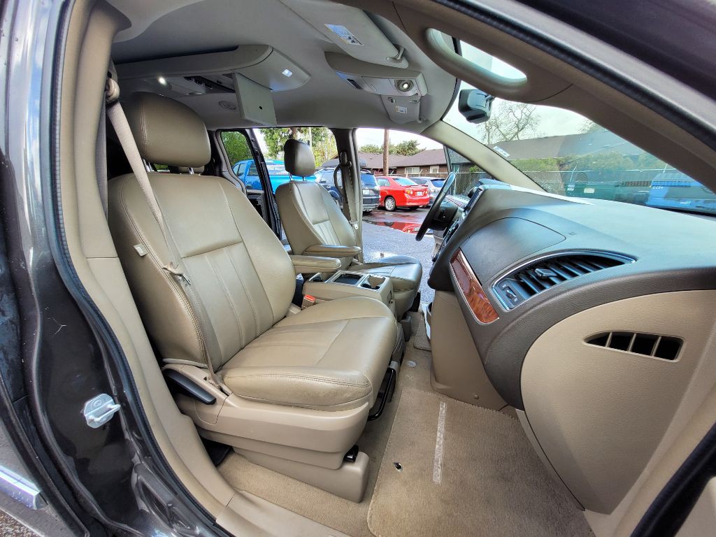 2016 Chrysler Town & Country Image 11