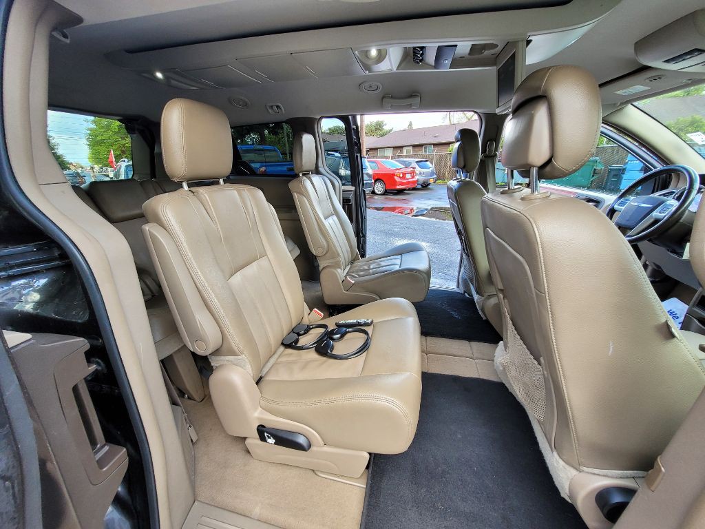 2016 Chrysler Town & Country Image 16