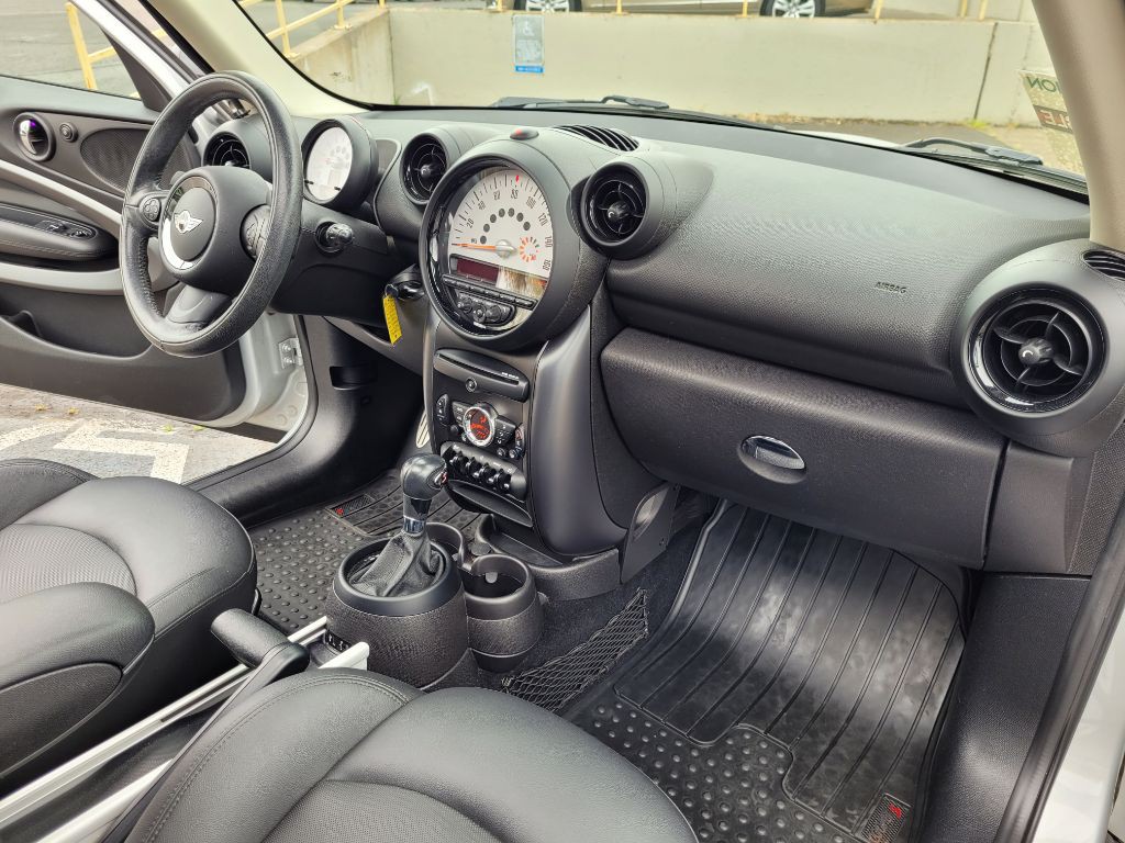 2013 MINI Cooper Image 15