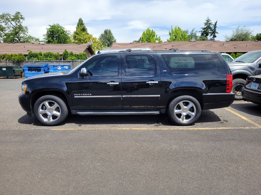 2014 Chevrolet Suburban Image 2