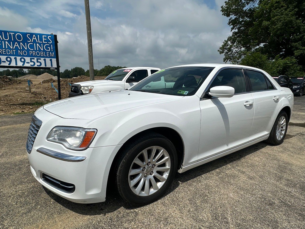 2014 Chrysler 300 Image 2