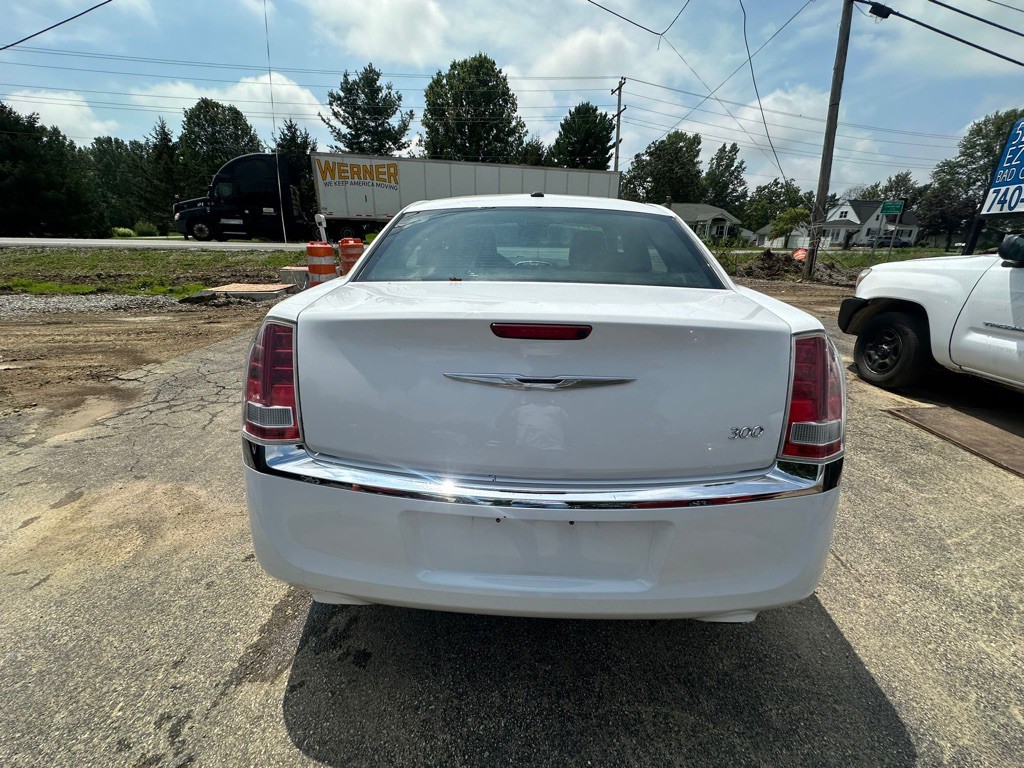 2014 Chrysler 300 Image 17