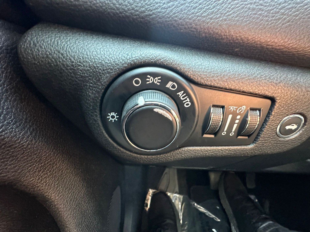 2016 Chrysler 200 Image 11