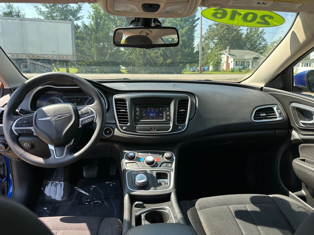 2016 Chrysler 200 Image 12