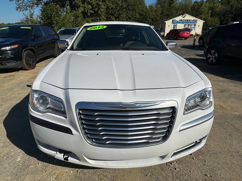 2013 Chrysler 300 Image 4