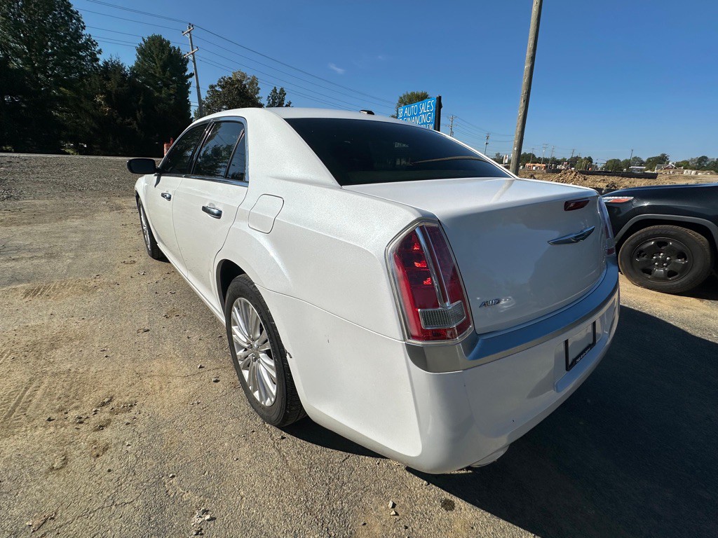 2013 Chrysler 300 Image 9