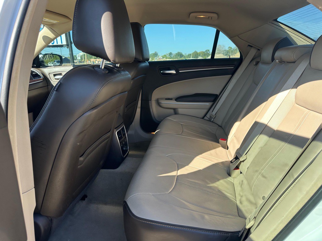 2013 Chrysler 300 Image 11