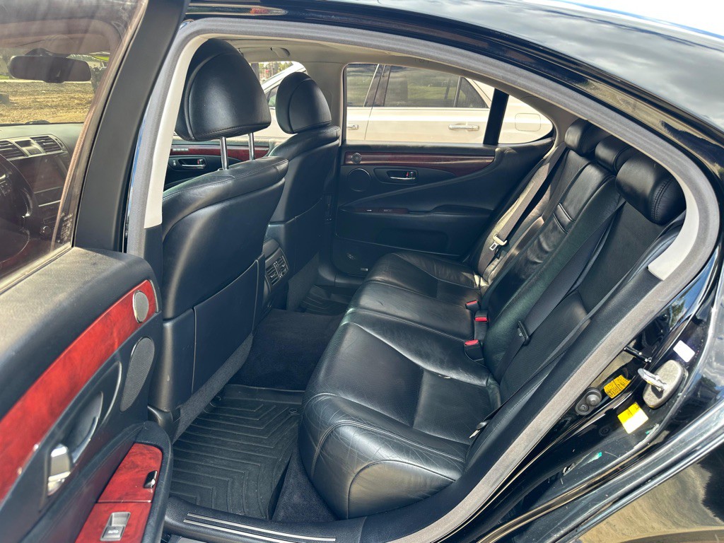 2010 Lexus LS Image 11