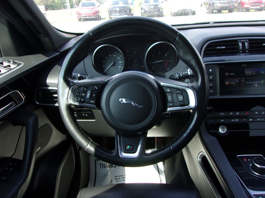 2017 Jaguar F-PACE Image 18