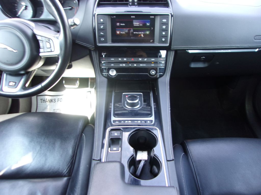 2017 Jaguar F-PACE Image 20