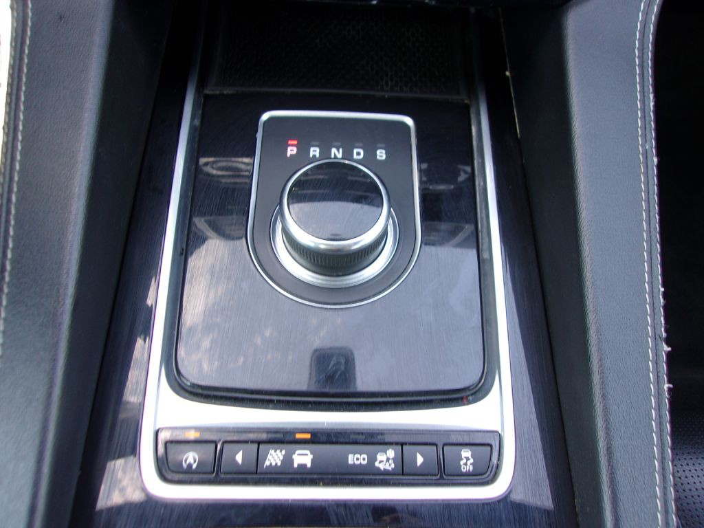 2017 Jaguar F-PACE Image 22