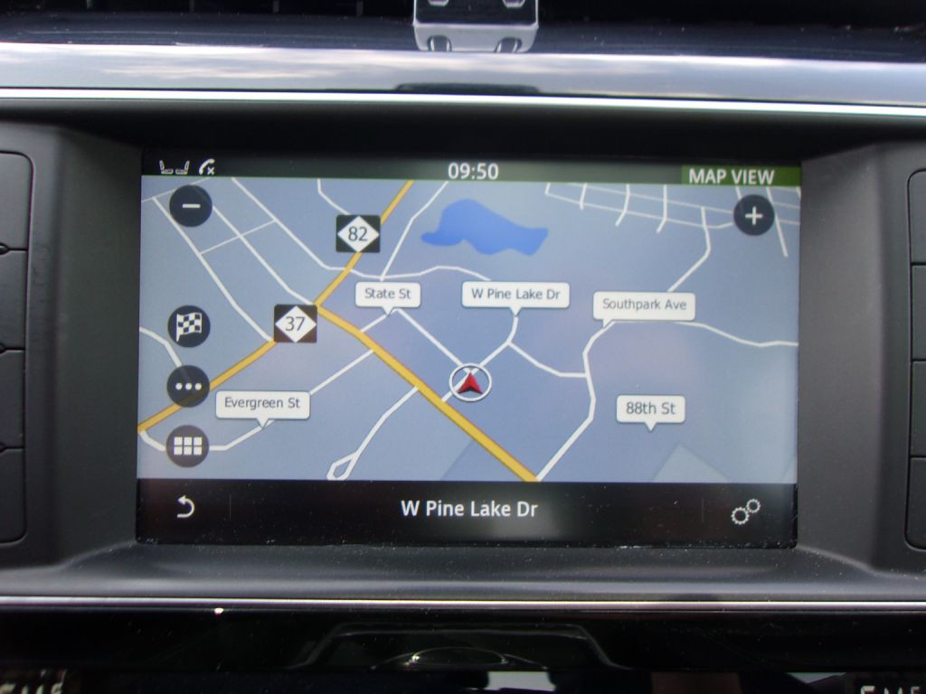 2017 Jaguar F-PACE Image 30