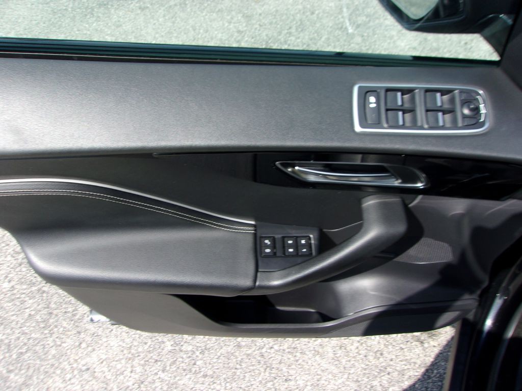 2017 Jaguar F-PACE Image 32