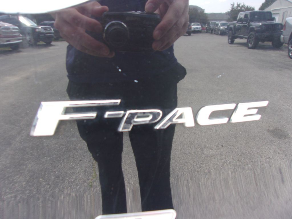 2017 Jaguar F-PACE Image 40