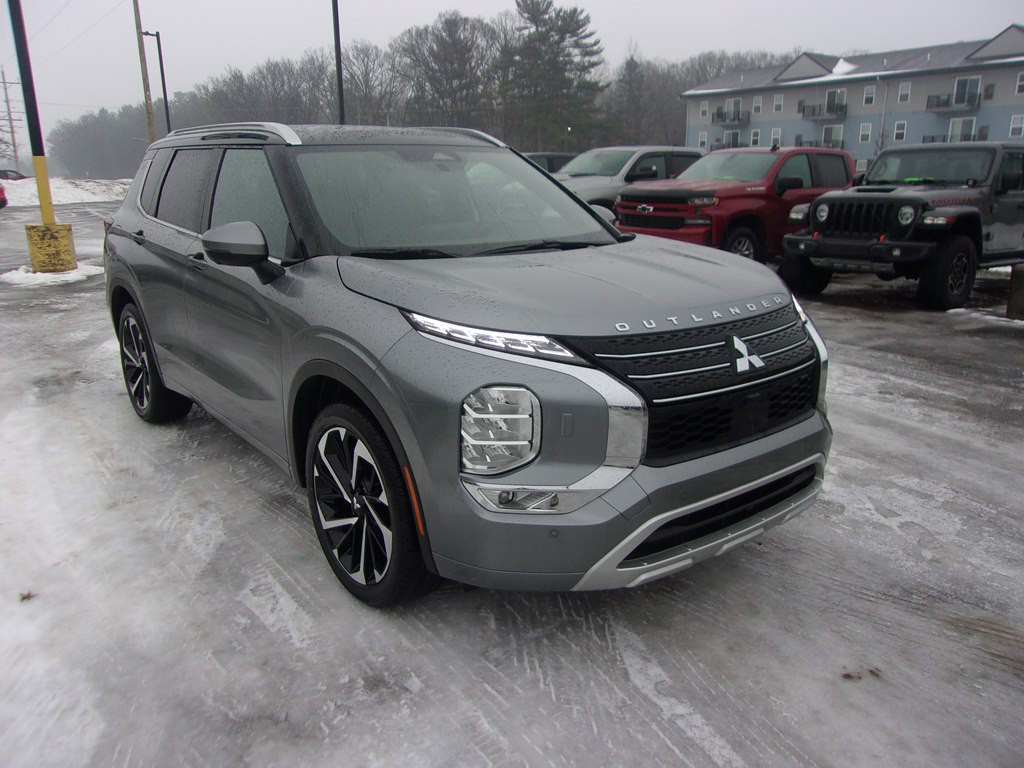 2024 Mitsubishi Outlander Image 3