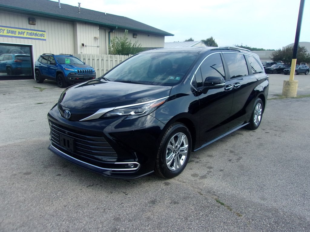 2024 Toyota Sienna Image 1